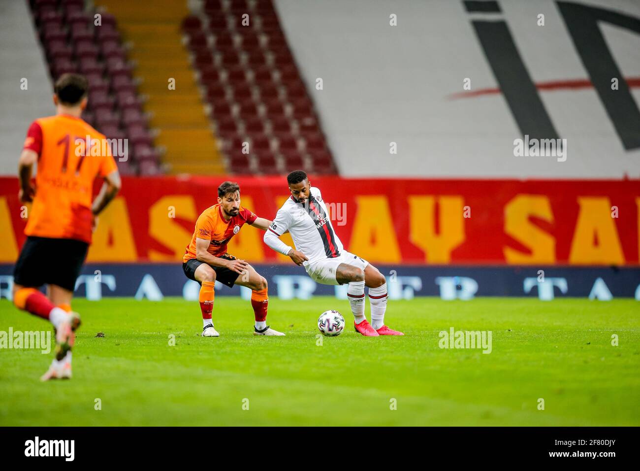 ISTANBUL, NIEDERLANDE - 10. APRIL: Sener Ozbayrakli von Galatasaray, Jeremain Lens von Fatih Karagumruk während des Super-Lig-Spiels zwischen Galatasaray SK Stockfoto