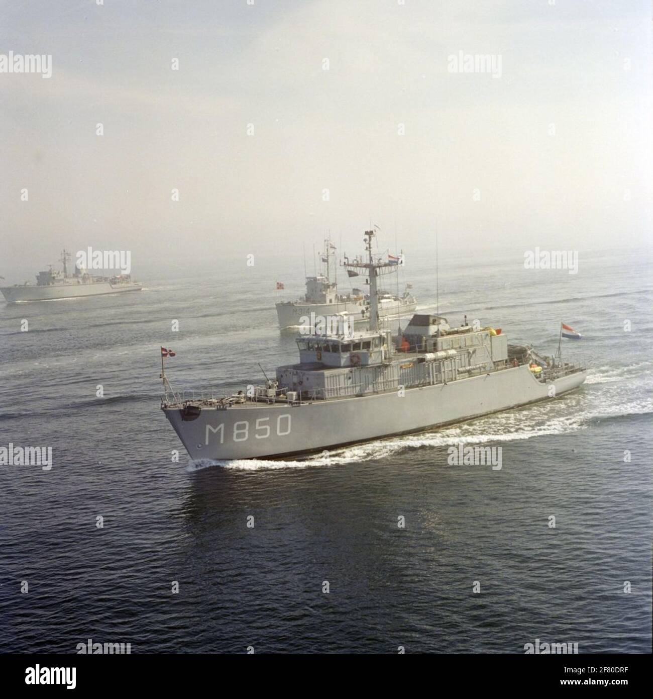 Luftaufnahme von Schiffen der NATO StanavForchan (Standing Naval Force in the Channel), einschließlich der Kehrmaschinen/Jäger niederländischer Minen im Mai 1989. Im Vordergrund der Minenjäger HR.Ms. Alkmaar (M 850, 1983-2000) und dahinter der Norweger Mijnenveger KNM Alta (M 314, 1954). Ganz links der britische Bergwerksjäger / Kehrmaschine HMS Dulverton (M 35, 1983) aus der 'Hunt'-Klasse. Stockfoto