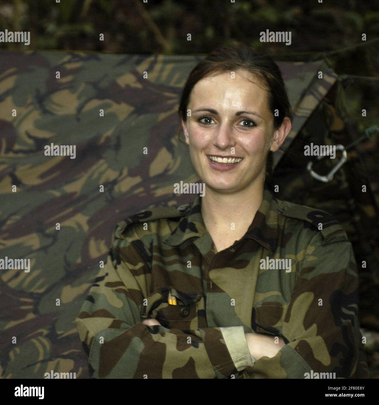 Brunei, 15. Juni 2005. © Henry Westendorp / Cavdkm / Royal Navy. Jungle Training Brunei. Einige holländische Mariniers folgen dem britischen Dschungeltraining am Jungle Warfare Wing in Brunei. Nach Abschluss dieser schweren Schulung können sie als Dozent oder Berater fungieren. Stockfoto