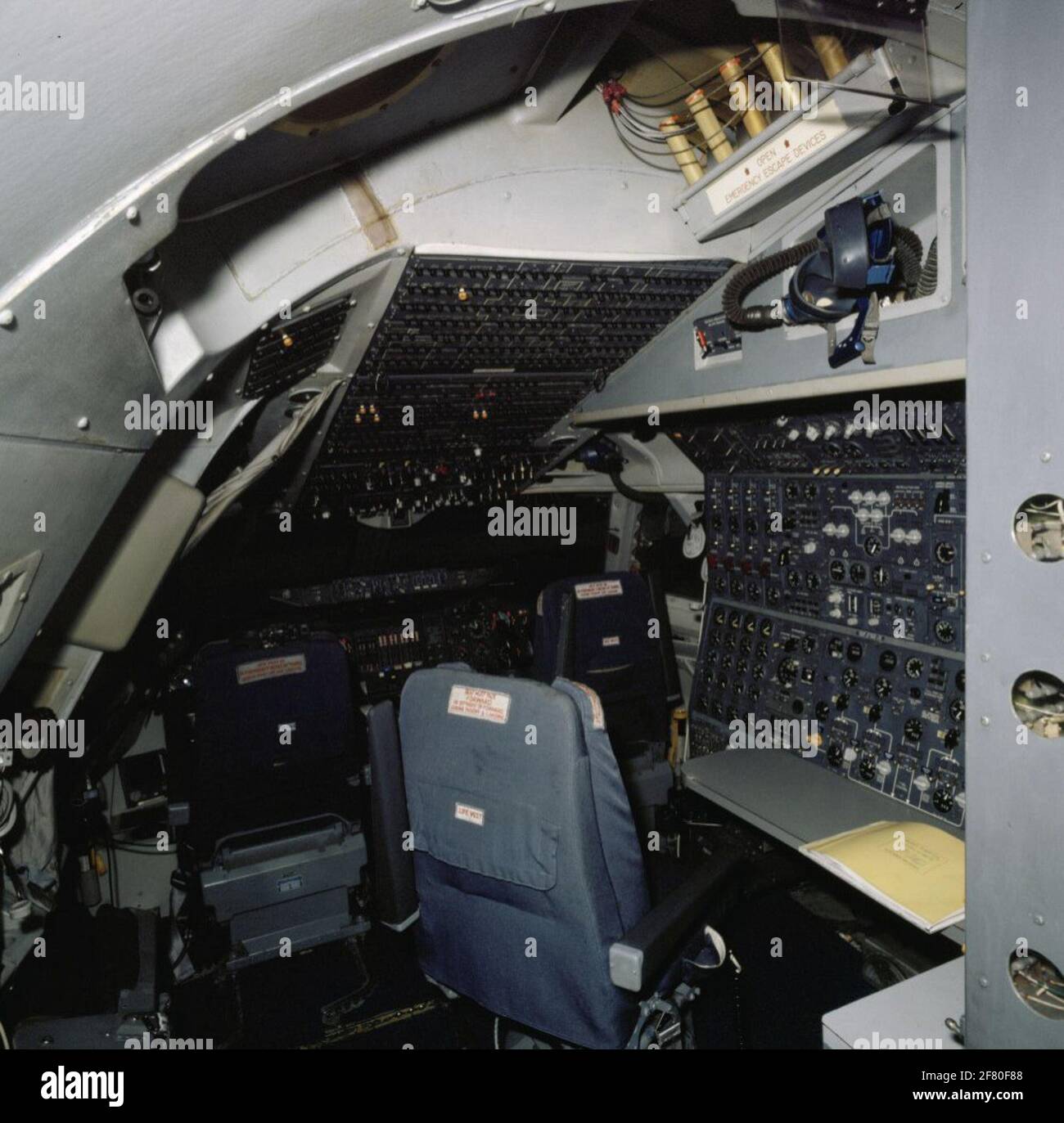 Das Cockpit der Boeing 747-200 'Sir Charles E. Kingsford Smith' vom KLM am Flughafen Schiphol. Stockfoto