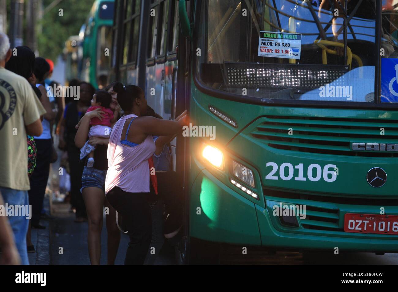 salvador, bahia / brasilien - 26. januar 2017: An einer Bushaltestelle an der Avenida Tancredo Neves in der Stadt wartet eine Person auf die öffentlichen Verkehrsmittel Stockfoto