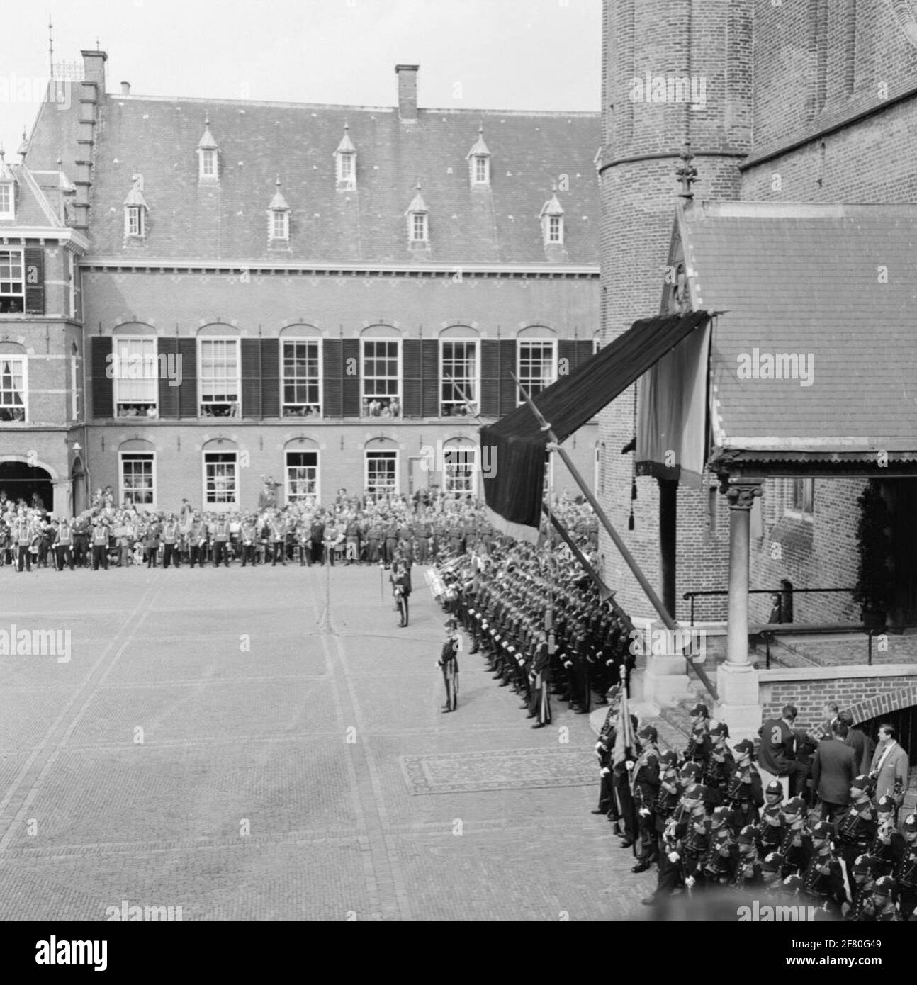 Am Prinsjesdag, bei der Eröffnung der Generalstaaten im Ridderzaal auf dem Binnenhof in Den Haag, wird die Ehrengarde traditionell vom Marines Corps gebildet. Stockfoto