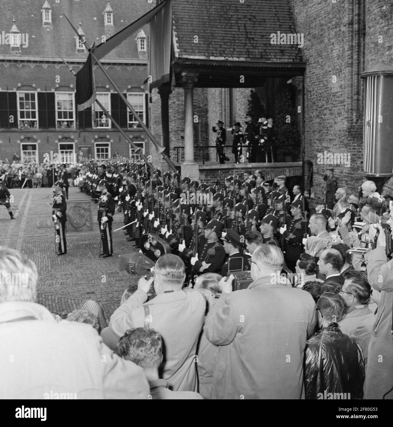 Trainierte Marineinfanteristen bei der Eröffnung des Generalstaates in Den Haag im Jahr 1957. Stockfoto