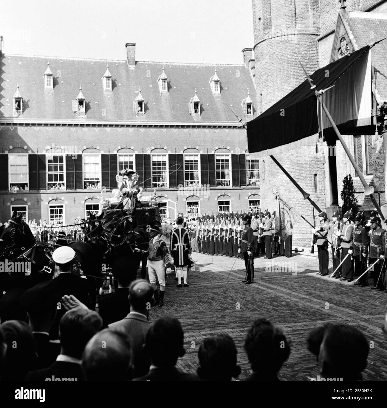 Soldaten sind in der Haltung im Hof bei der Eröffnung der Generalstaaten. Die Goldene Kutsche fährt im Ridderzaal. Stockfoto