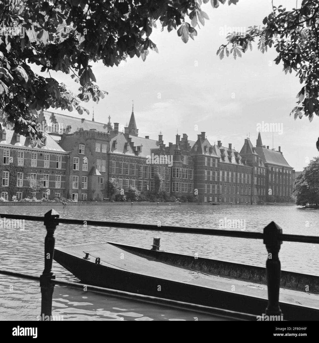 Der Hofvijver mit Gebäuden des Binnenhofs in Den Haag im Jahr 1956. Stockfoto