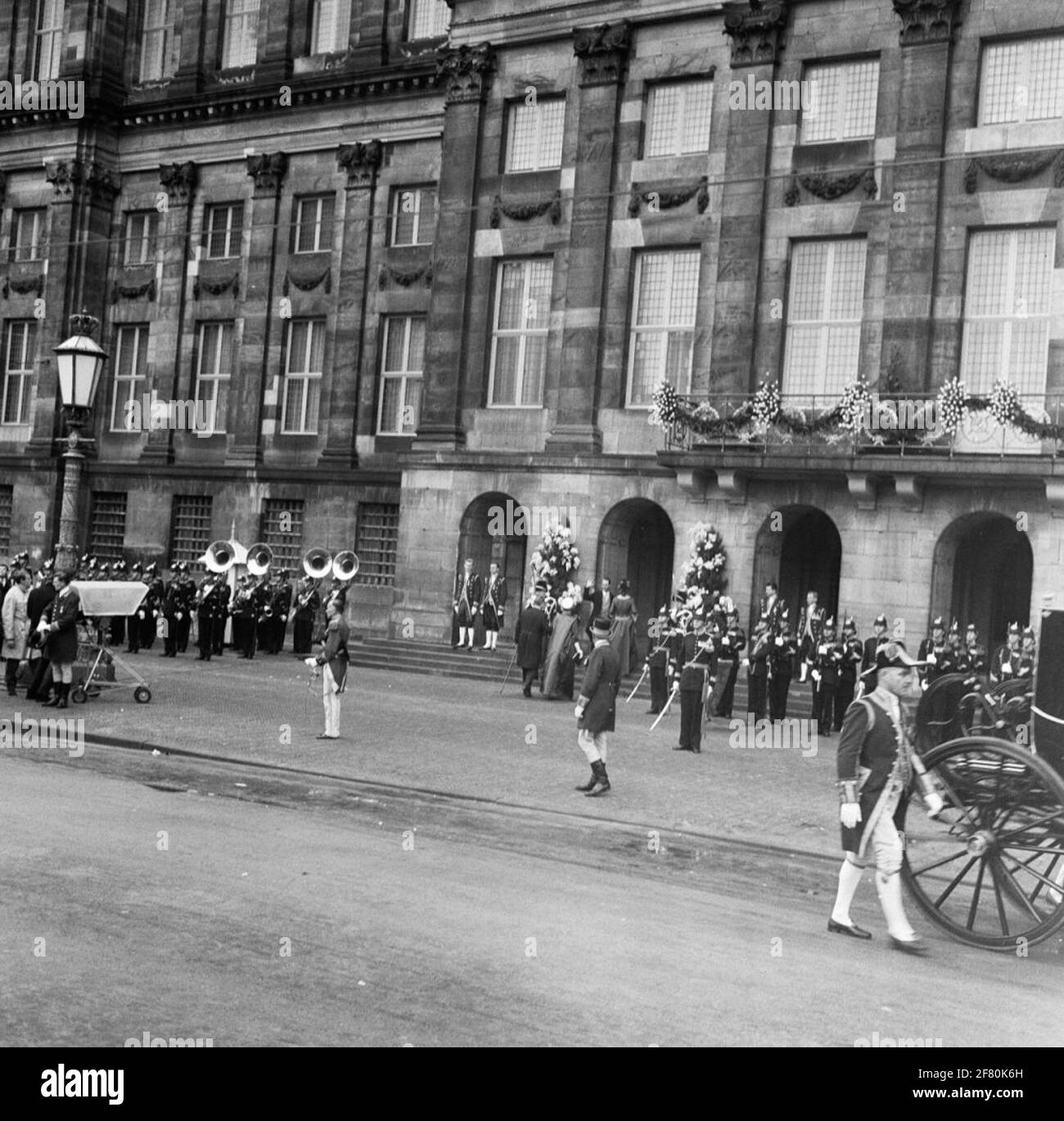 Prinz Carel Hugo van Bourbon-Parma und Prinzessin Irene betreten den Palast am Dam-Platz. Zentral (ohne Kopfschmuck): Erster Stallmeister Willem Frederik Karel (Freek) Bischoff van Heemskerck. Heirat von H.K.H. Prinzessin Beatrix und Z.K.H. Prinz Claus. Stockfoto