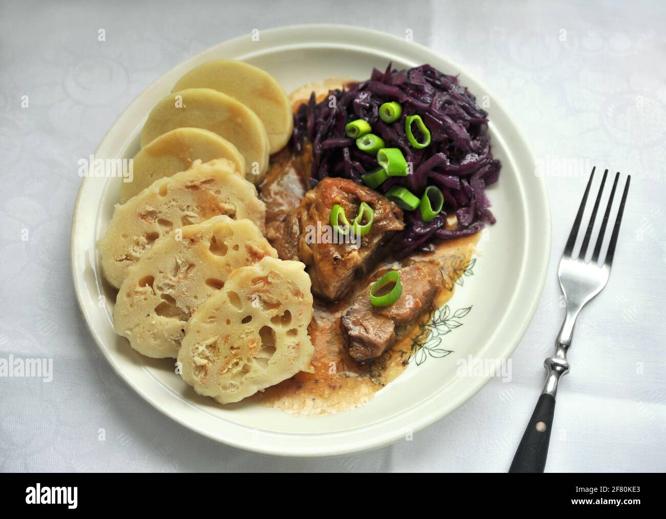 Gebratenes Schweinefleisch mit Knödeln und gedünstetem Kohl, traditionelle tschechische Mahlzeit auf dem Teller Stockfoto Gebratenes Schweinefleisch mit Knödeln und gedünstetem Kohl, traditionelle tschechische Mahlzeit auf dem Teller Stockfoto