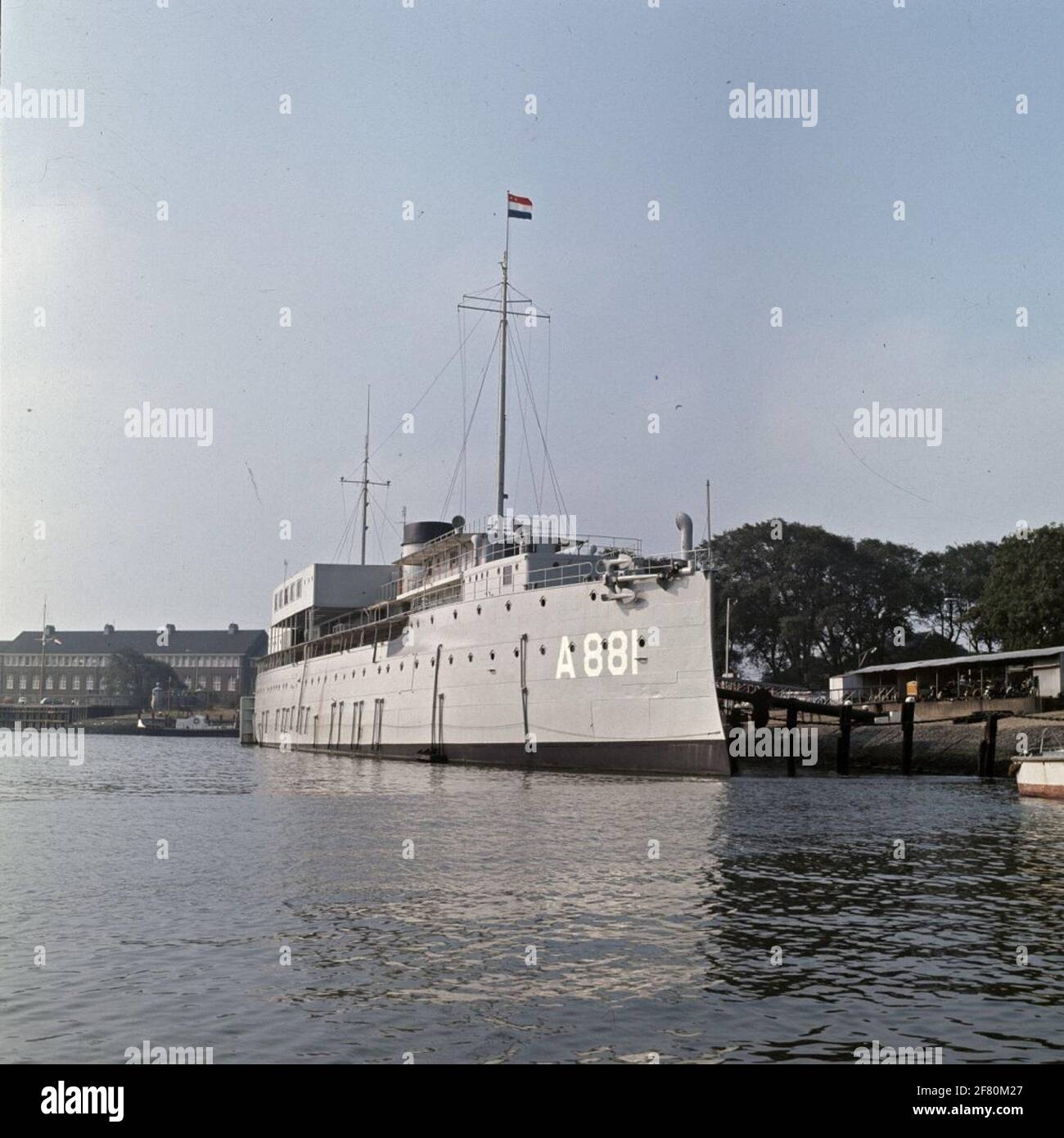 Das Neptun-Beherbergungsschiff (EINE 881 1948-1974, ex-hr. Mhr Jacob van Heemskerck, gepanzertes Schiff 1908-1939, ex -hr.ms. IJmuiden, Batterieschiff 1939-1940, ex-undine, schwimmende Luft-Zielbatterie im deutschen Dienst 1941-1945 ). Stockfoto