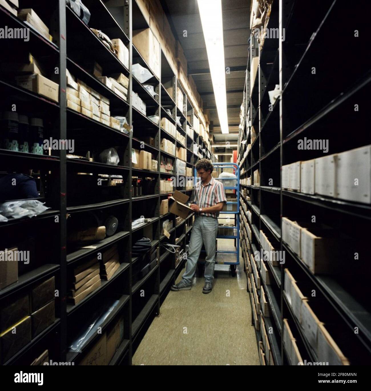 Meob Den Helder. Herr René Knuppe bei der Arbeit im Lager für Schiffselektronik und Zubehör (Acclaim) des maritimen Elektronik- und Optikunternehmens (MeOB). Stockfoto