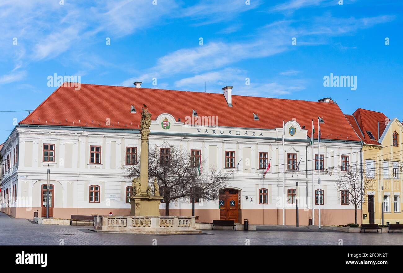 Säule der Heiligen Dreifaltigkeit und spätbarockes Rathaus (Varoshaza) am Fo ter Platz in Keszthely, Ungarn Stockfoto