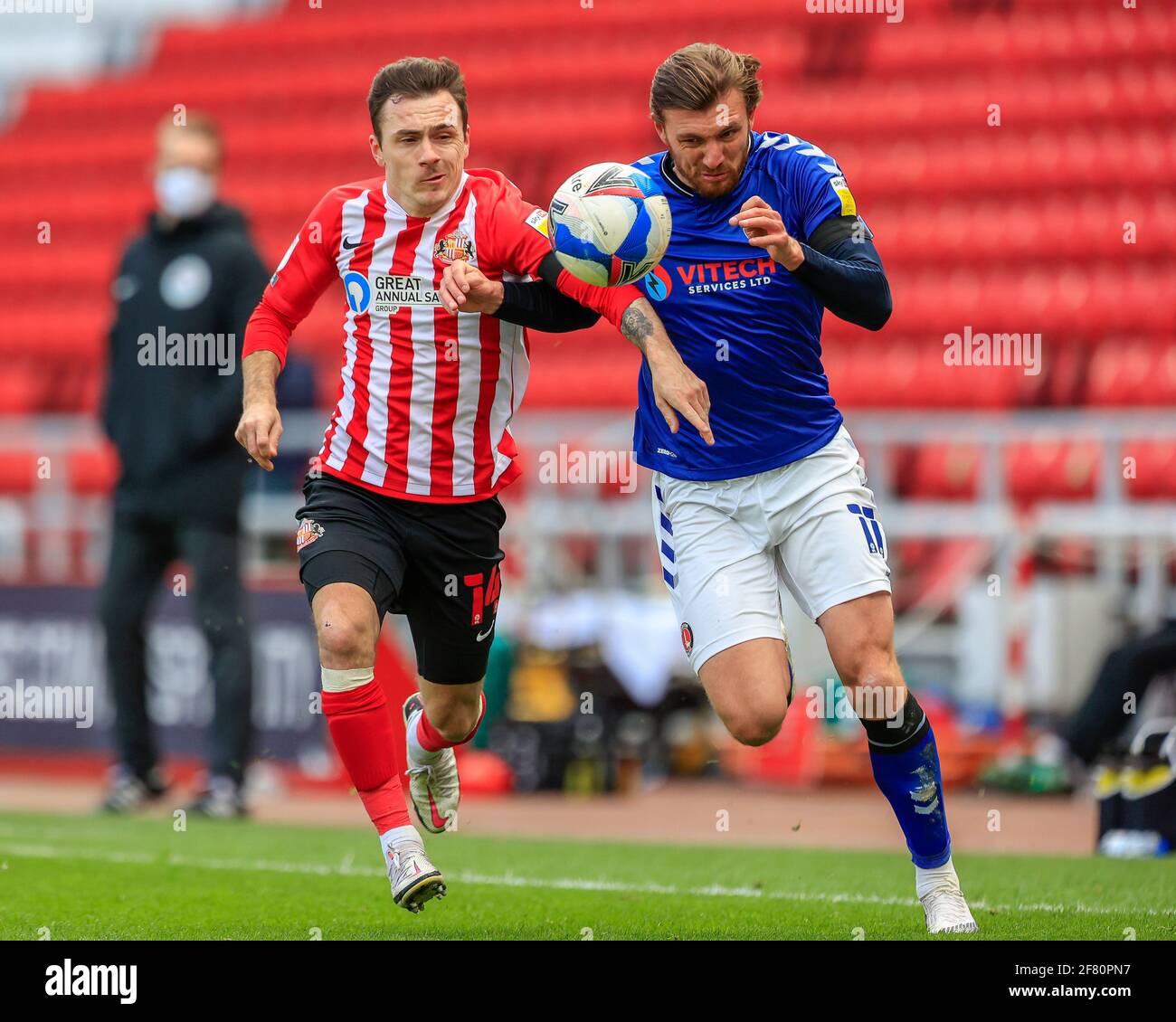 Sunderland, Großbritannien. April 2021. Josh Scowen #14 von Sunderland und Alex Gilbey #11 von Charlton Athletic jagen nach dem Ball in Sunderland, Großbritannien am 4/10/2021. (Foto von Iam Burn/News Images/Sipa USA) Quelle: SIPA USA/Alamy Live News Stockfoto