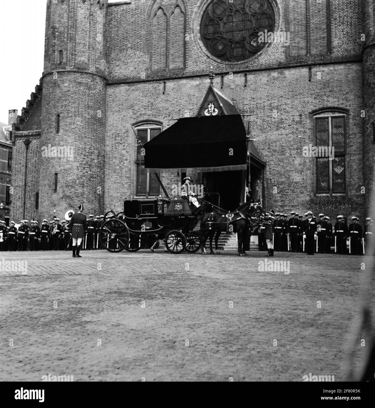 Eröffnung der Generalstaaten. Eine Kutsche fährt am Ridderzaal. Stockfoto
