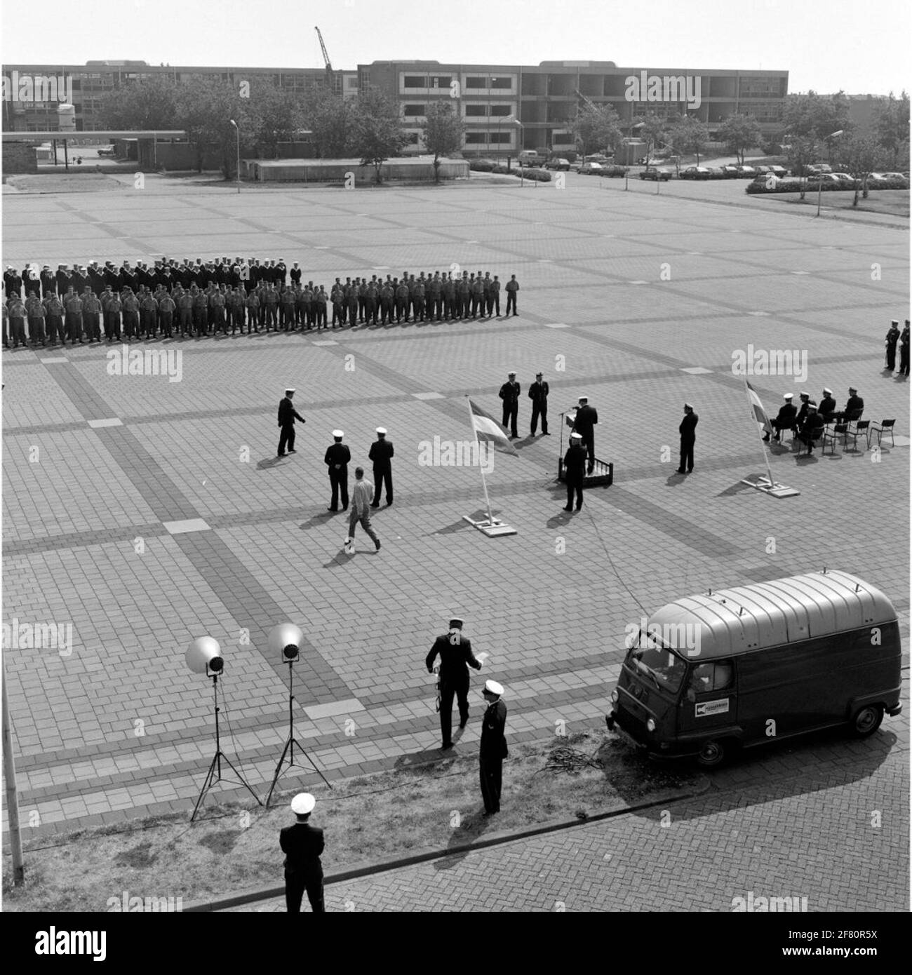 Im Juni 1989 wurde die Kommandoübertragung an den Marine Barracks Willemsoord (MKWD) in Den Helder durchgeführt. Der divoring Commander Captain-Ter-Sea N. Block (1938-2002) macht Platz für Captain-Lieutenant-Ter-Sea J.P.W. Janssen (1942). Stockfoto