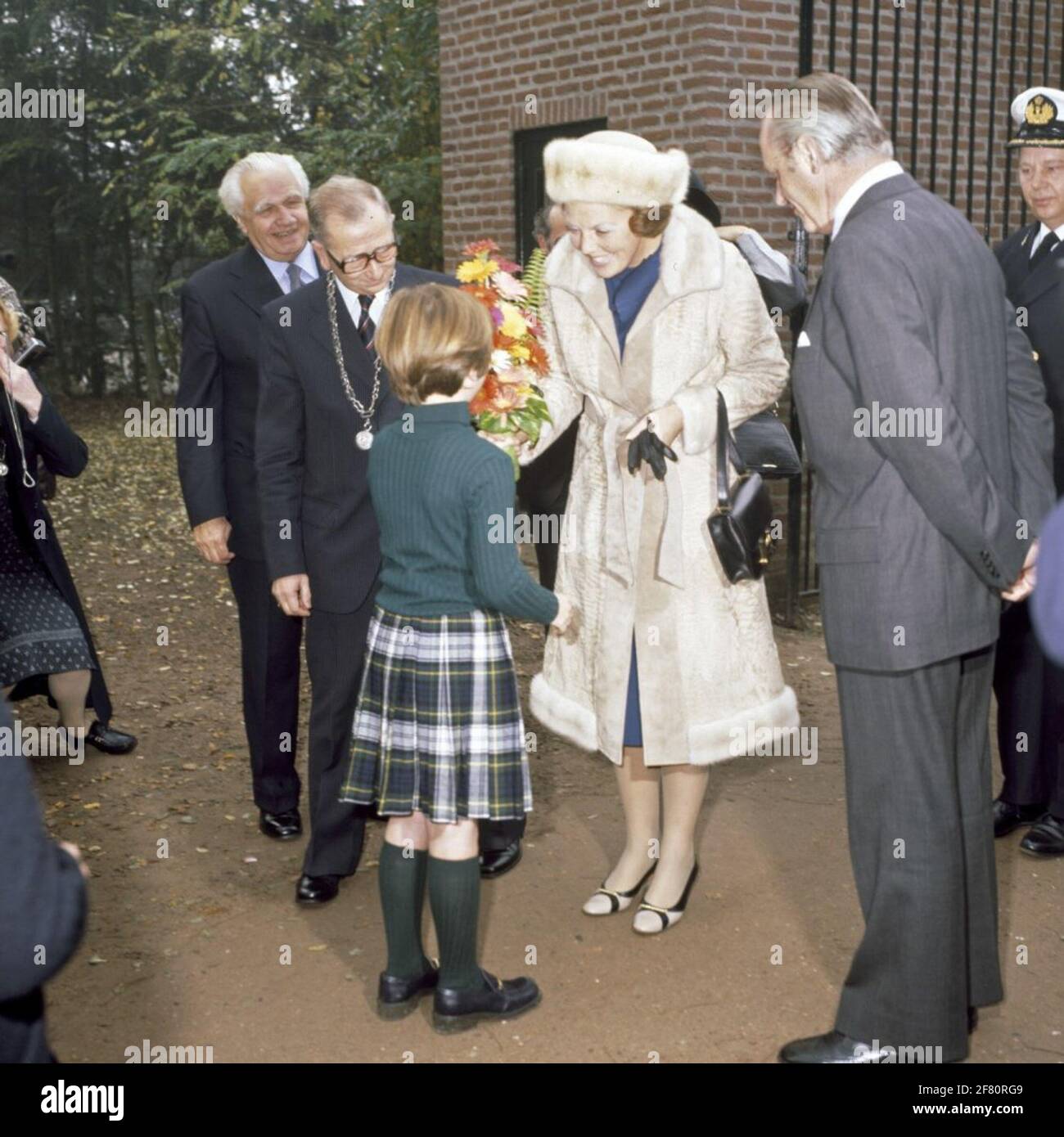 HKH Prinzessin Beatrix wird im National war and Resistance Museum in Overloon anlässlich der offiziellen Eröffnung der Erweiterung des Museums im Jahr 1977 empfangen. Stockfoto