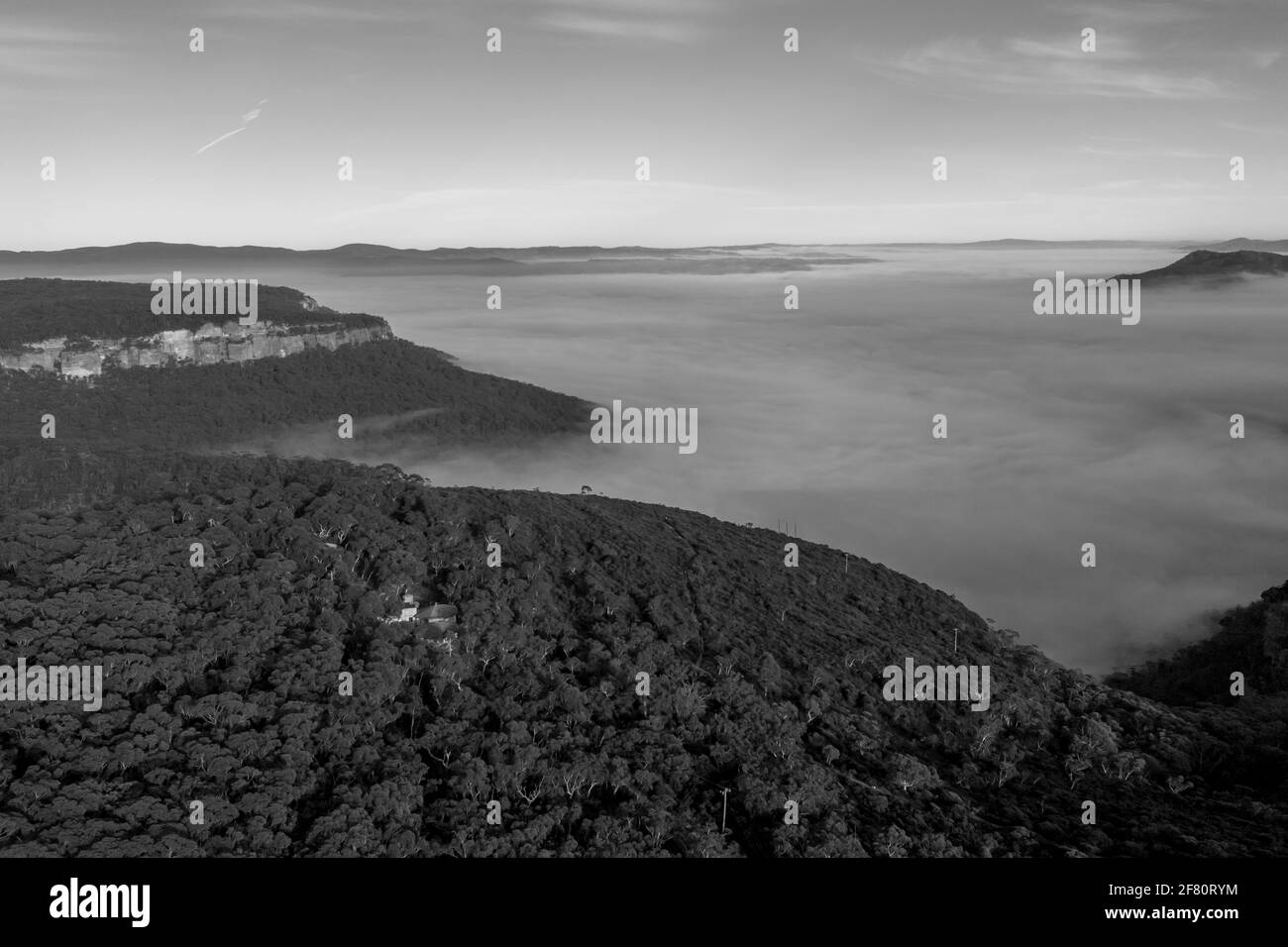 Luftaufnahme des Nebels im Megalong Valley bei Blackheath in Die Blue Mountains im regionalen New South Wales in Australien Stockfoto