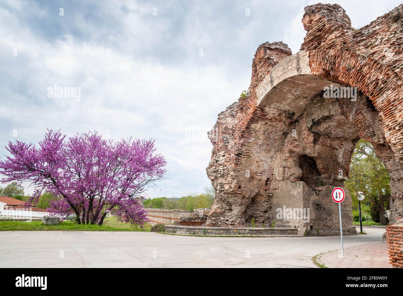 Das Südtor der spätrömischen Befestigungsanlagen von Hisarya, das größte erhaltene in Bulgarien Stockfoto