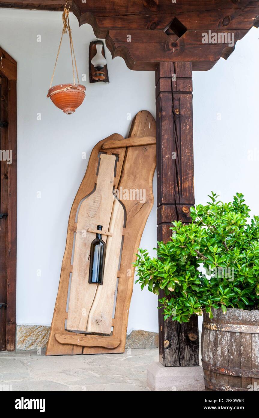 Glasweinflasche in einem flaschenförmigen Holzrahmen im Wine & Spa Complex Starosel, Bulgarien Stockfoto