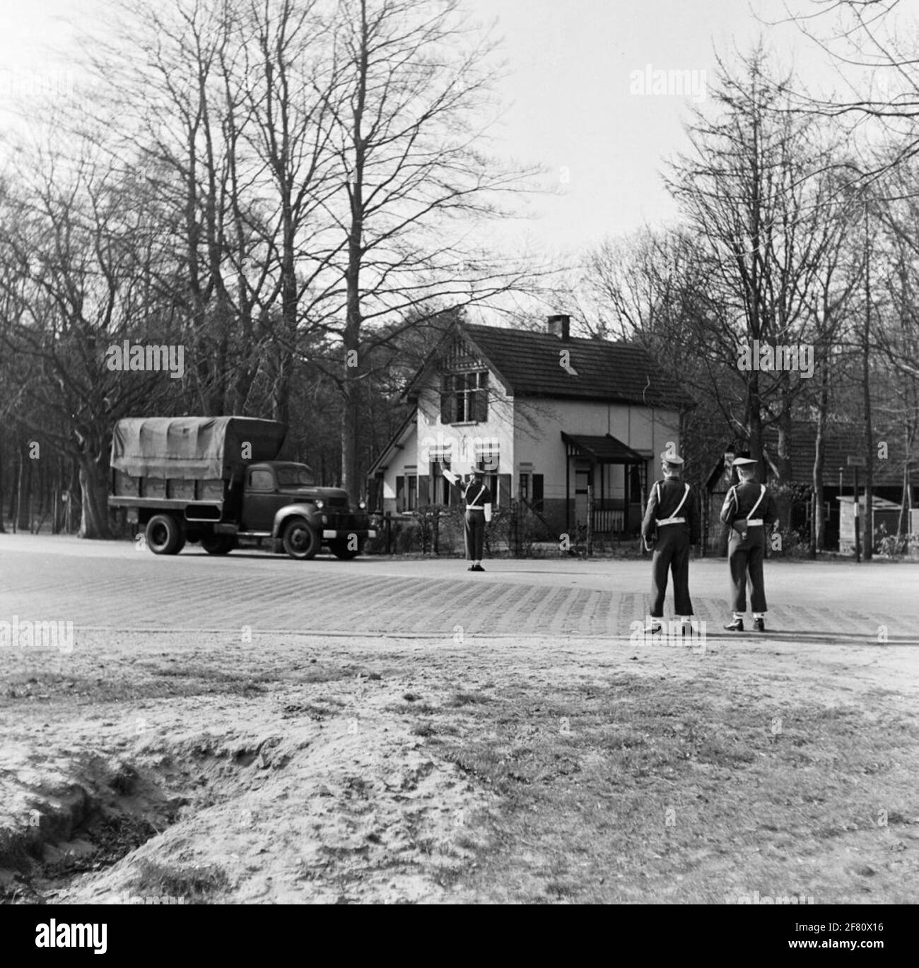 Militärfahrzeug an einer Kreuzung. Der Marechaussee organisiert hier den Verkehr. Stockfoto