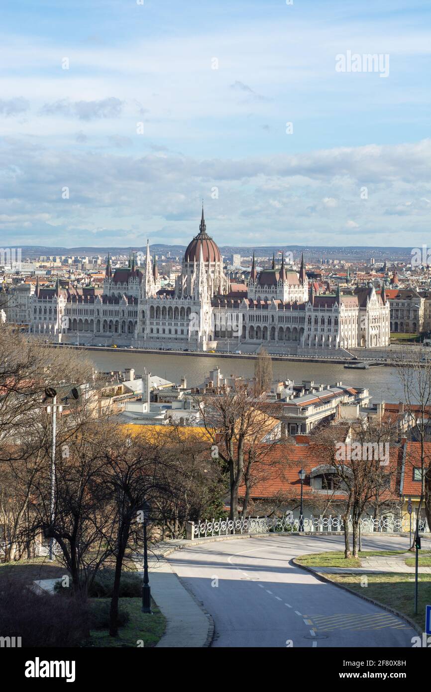Die Front des ungarischen parlaments in sanftblauem Sonnenuntergang Licht mit dem Haupteingang in der Stadt Budapest mit Donau im Vordergrund bewölkt Stockfoto