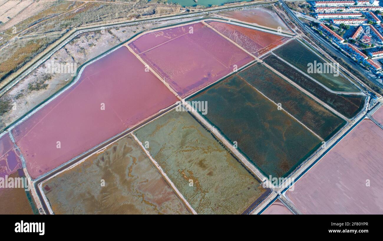 Luftdrohnenaufnahme der Salinas de Santa Pola Salzpfannen, Parque natural de las Salinas de Santa Pola, Spanien Stockfoto