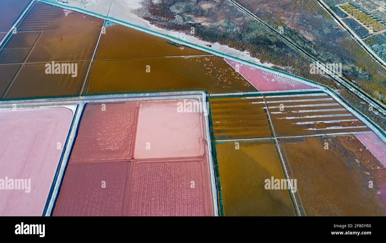 Luftdrohnenaufnahme der Salinas de Santa Pola Salzpfannen, Parque natural de las Salinas de Santa Pola, Spanien Stockfoto