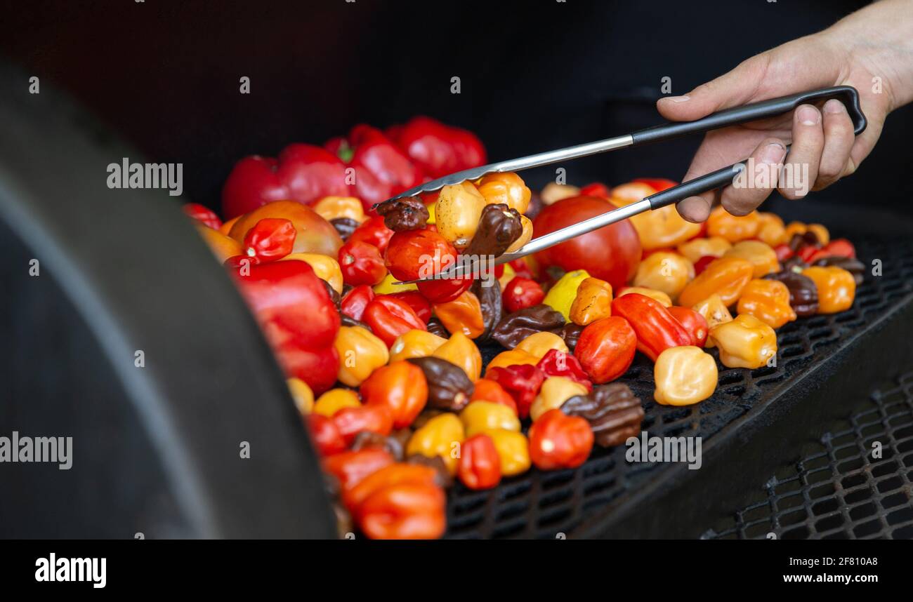 Kochen von Paprika auf einem Grill Stockfoto