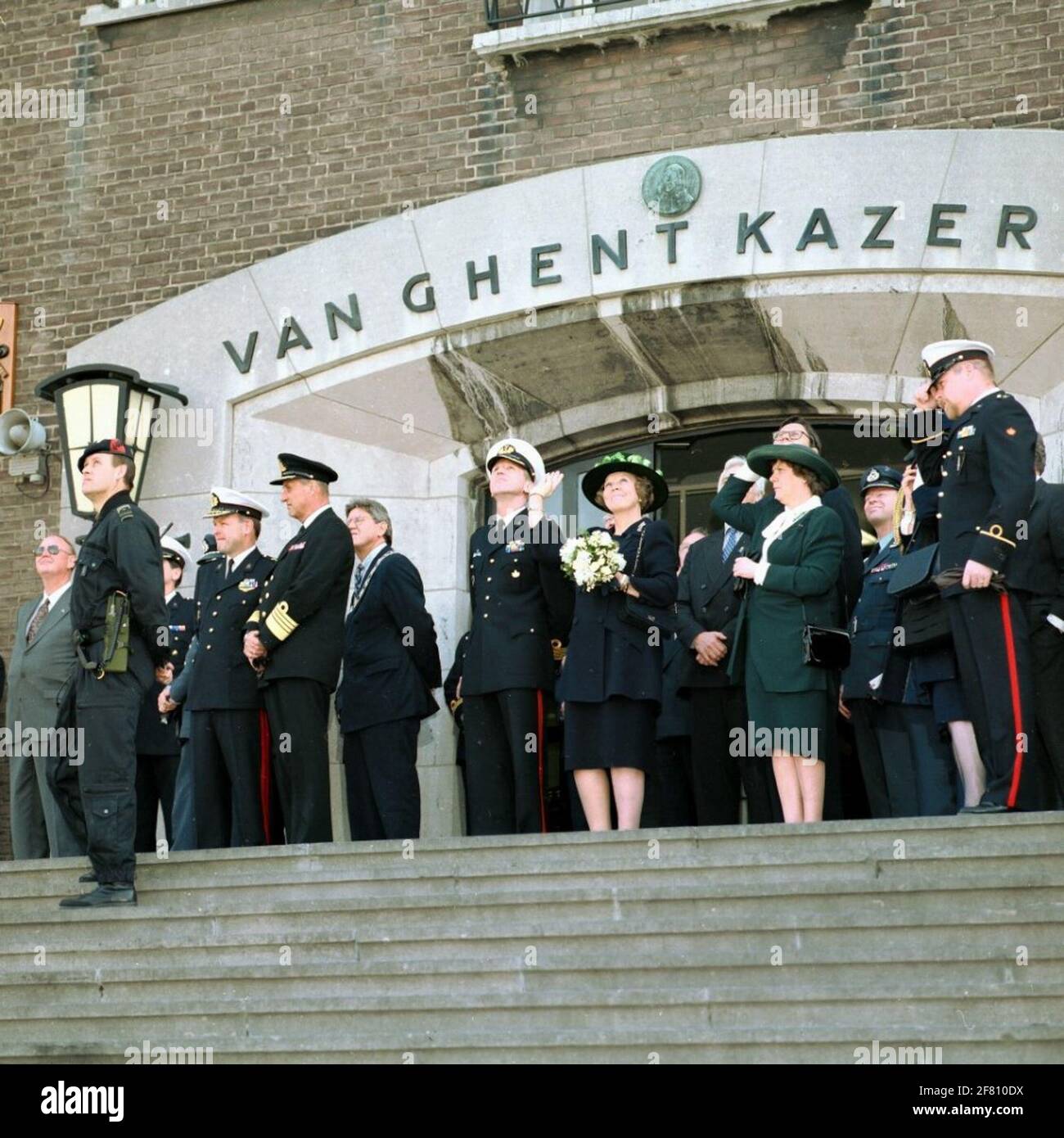 Königin Beatrix und König Harald V. von Norwegen (4. V.l.) besuchen die Van Ghentkazerne. Auf den Vorzeichen für das Hauptgebäude der Kaserne, unter anderem der Bürgermeister von Rotterdam, Dr. A. Peper (5. Von links) und der Kommandant Marines, Generalmajor der Mariniers E.C. Schlagen (3. Von links). Stockfoto