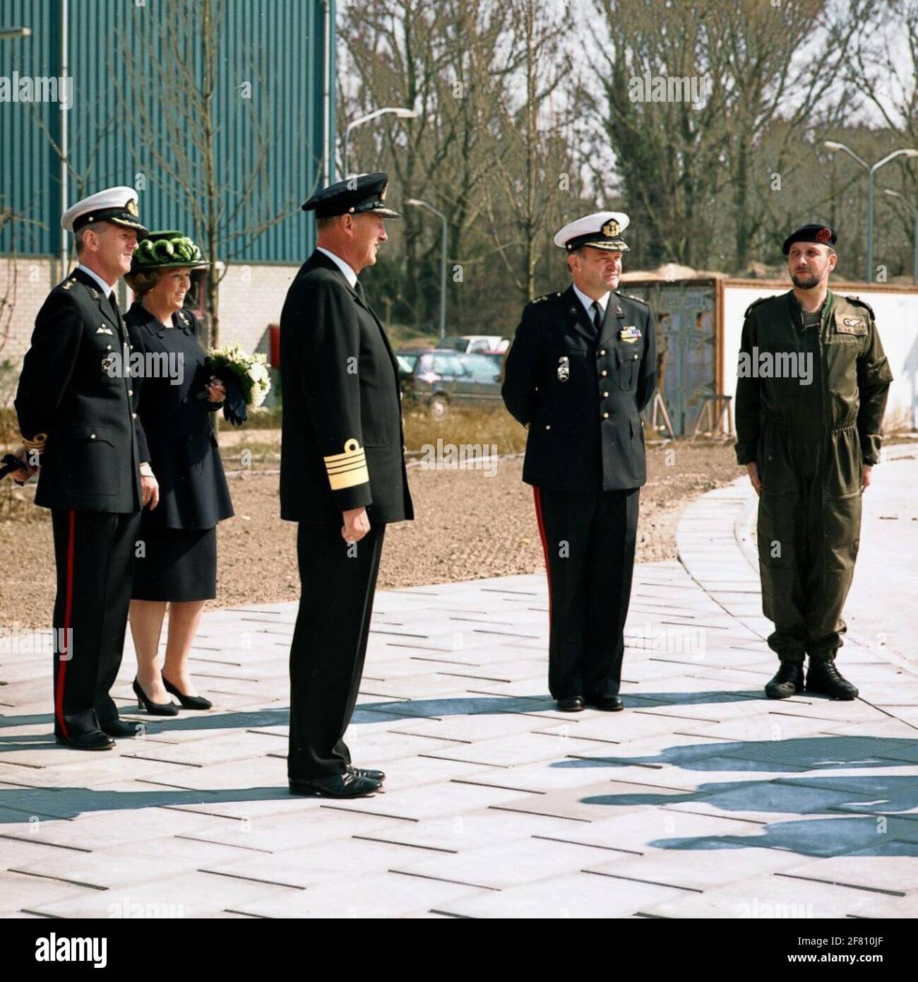 Königin Beatrix und König Harald V. von Norwegen (Mitte) besuchen die van Ghentkazerne. Neben Königin Beatrix sagt Colonel der Mariniers, H.F. Dukers, Kommandant der Kaserne. Stockfoto