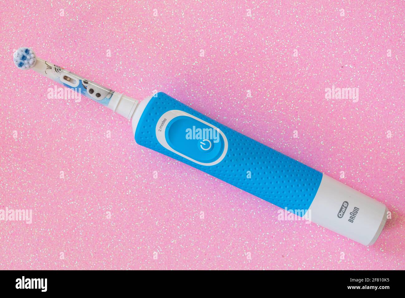 Frankfurt, Deutschland - 10. April 2021: Braun Oral-B wiederaufladbare Zahnbürste für Kinder ab 3 Jahren. Disney Frozen II Stockfoto