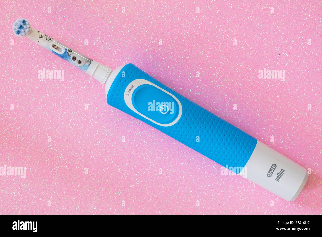 Frankfurt, Deutschland - 10. April 2021: Braun Oral-B wiederaufladbare Zahnbürste für Kinder ab 3 Jahren. Disney Frozen II Stockfoto