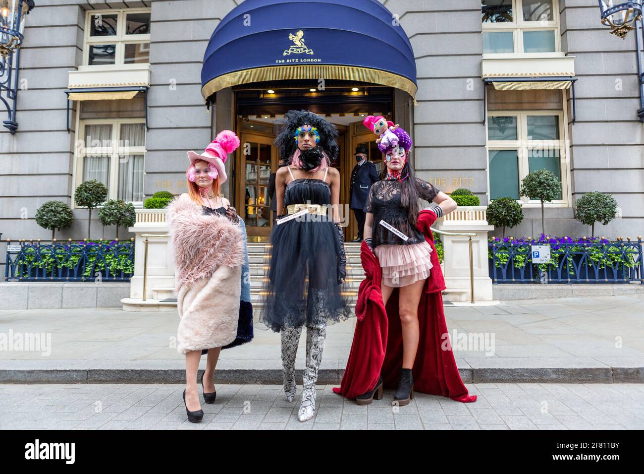 Models zeigen Pierre Garroudis neueste bunte Kollektion auf einer der besonderen Flash Mob Fashion Shows des Designers im Zentrum von London. Stockfoto