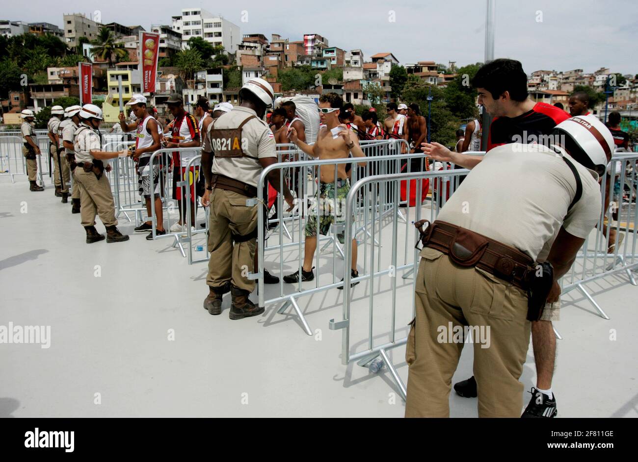 salvador, bahia / brasilien - 7. april 2013: Polizeibeamte inspizieren Menschen beim Betreten der Fonte Nova Arena in der Stadt Salvador, um einen Fußabb zu beobachten Stockfoto