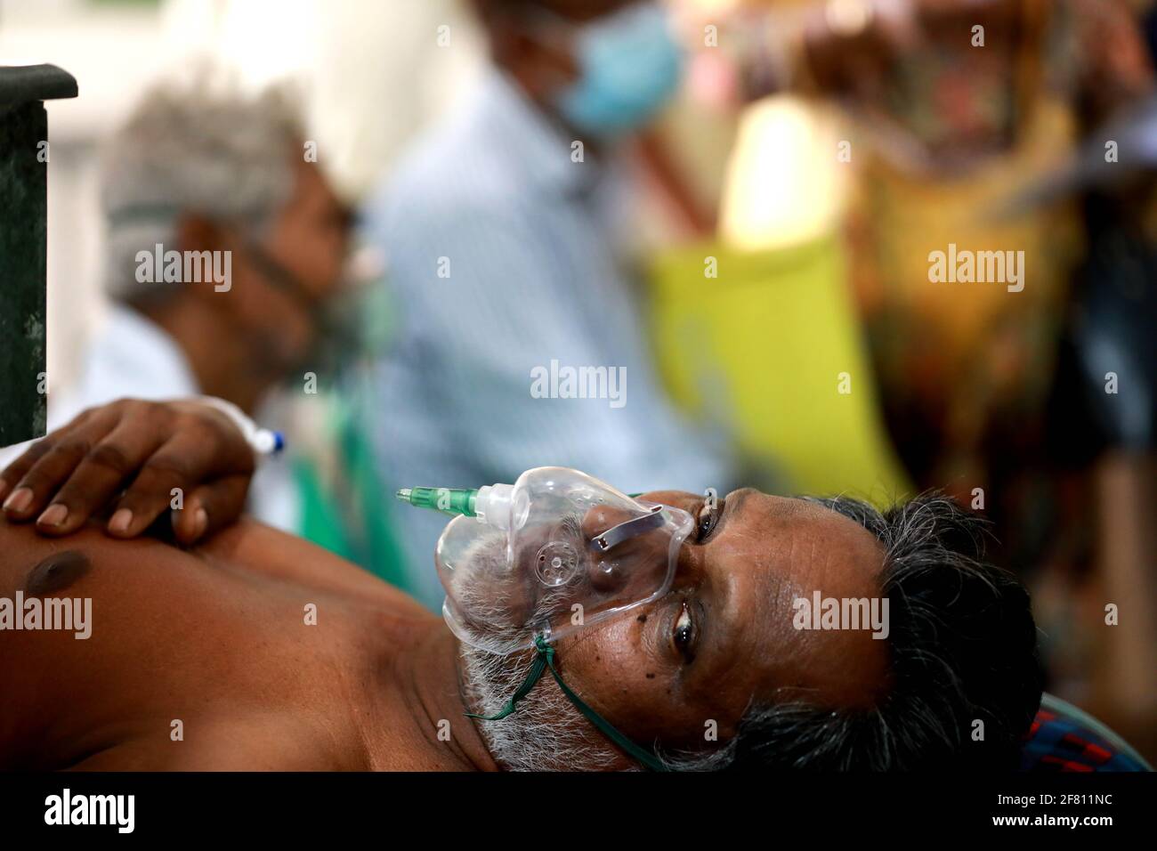 Dhaka, Bangladesch. April 2021. Patienten warten mit Sauerstoffmaske vor der Notaufnahme, Dhaka, Bangladesch Quelle: Harun-or-Rashid/ZUMA Wire/Alamy Live News Stockfoto