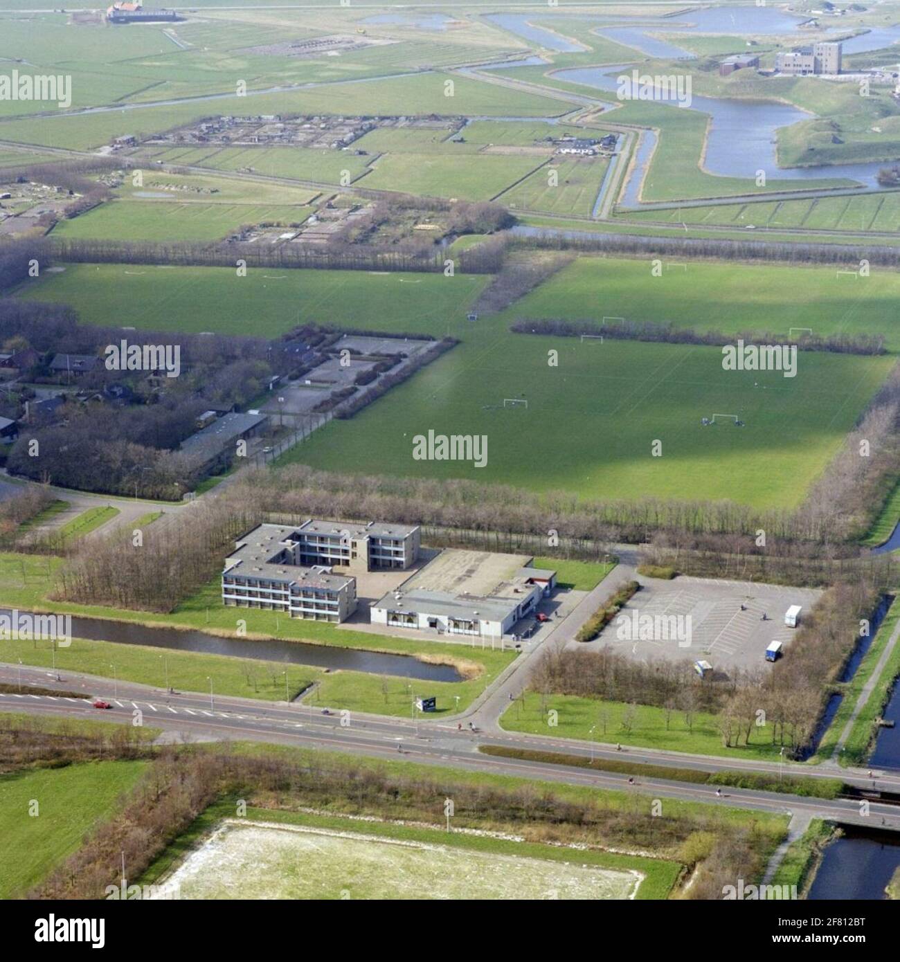 Luftaufnahme eines Teils von Den Helder (März 1990) mit Sportplätzen. Stockfoto