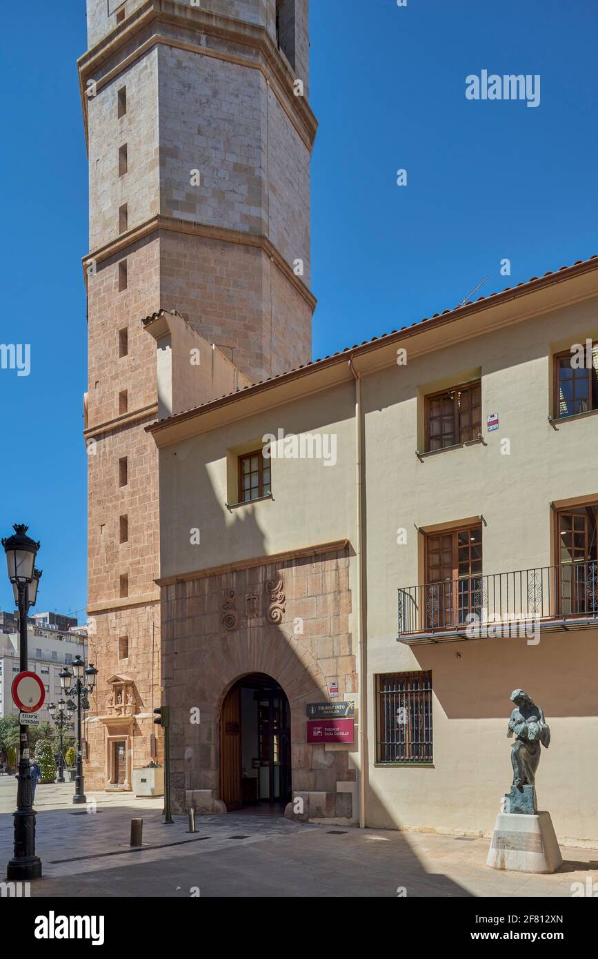 Tourismusbüro und el Fadri Turm in der Stadt Castellón de la Plana, Comunitat Valenciana, Spanien, Europa. Stockfoto
