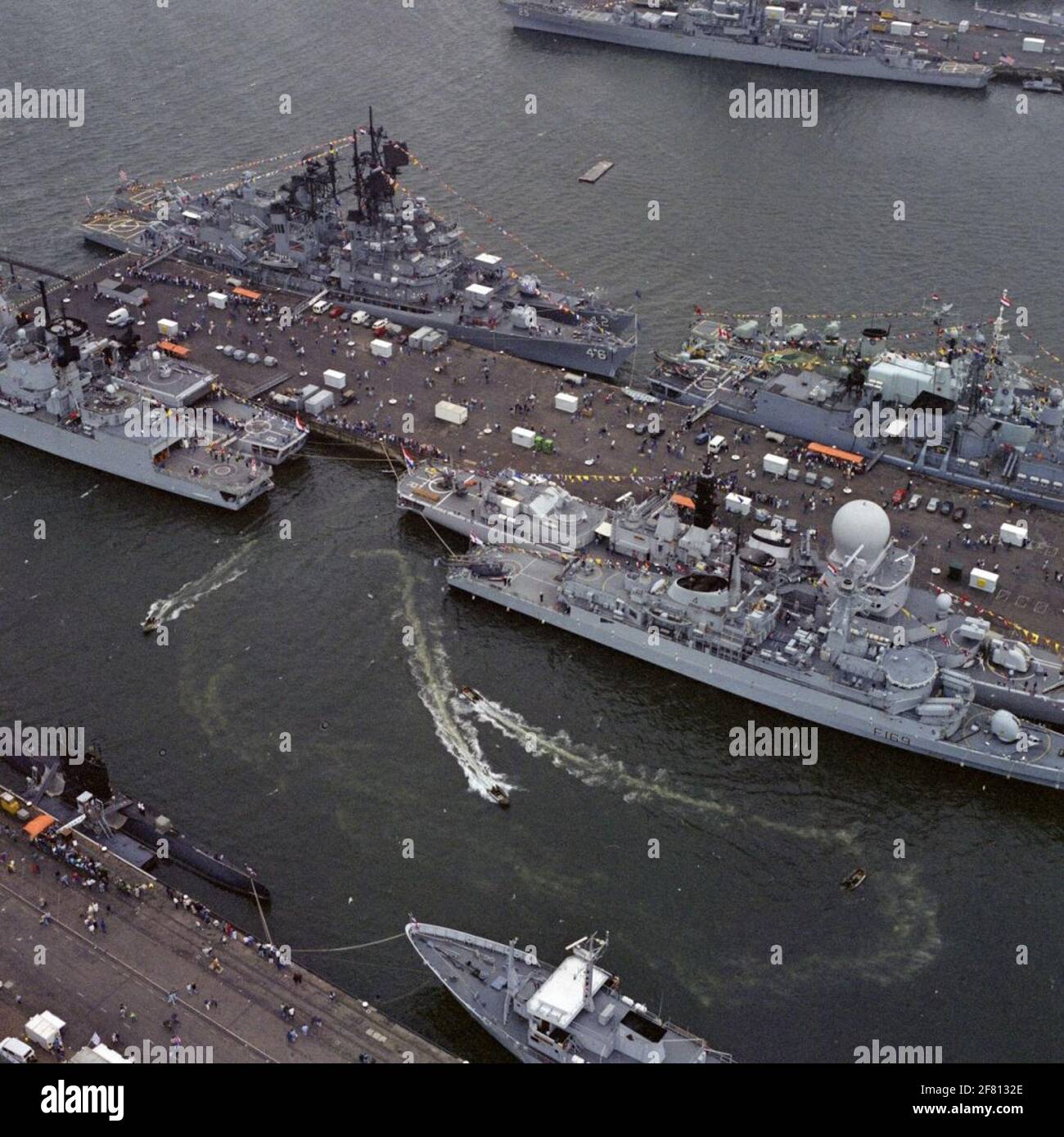 Während der Flottentage 1989. Im Vordergrund links das U-Boot HR.Ms.  Thunfisch (S 805, 1966-1991) und das Torpedo-Schiff HR.Ms. Mercuur (A 900,  1987-). Auf dieser Seite der Anlegestelle hinter V.l.n.r. Der britische Typ