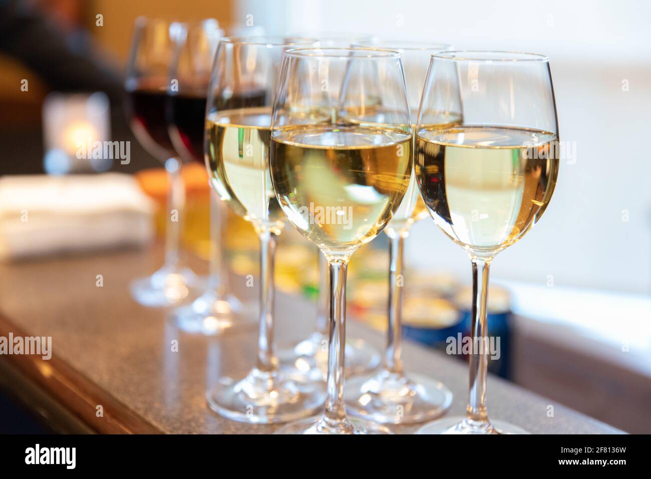 Auswahl an Weiß- oder Rotwein bei einer Party serviert Auf einem Tisch Stockfoto