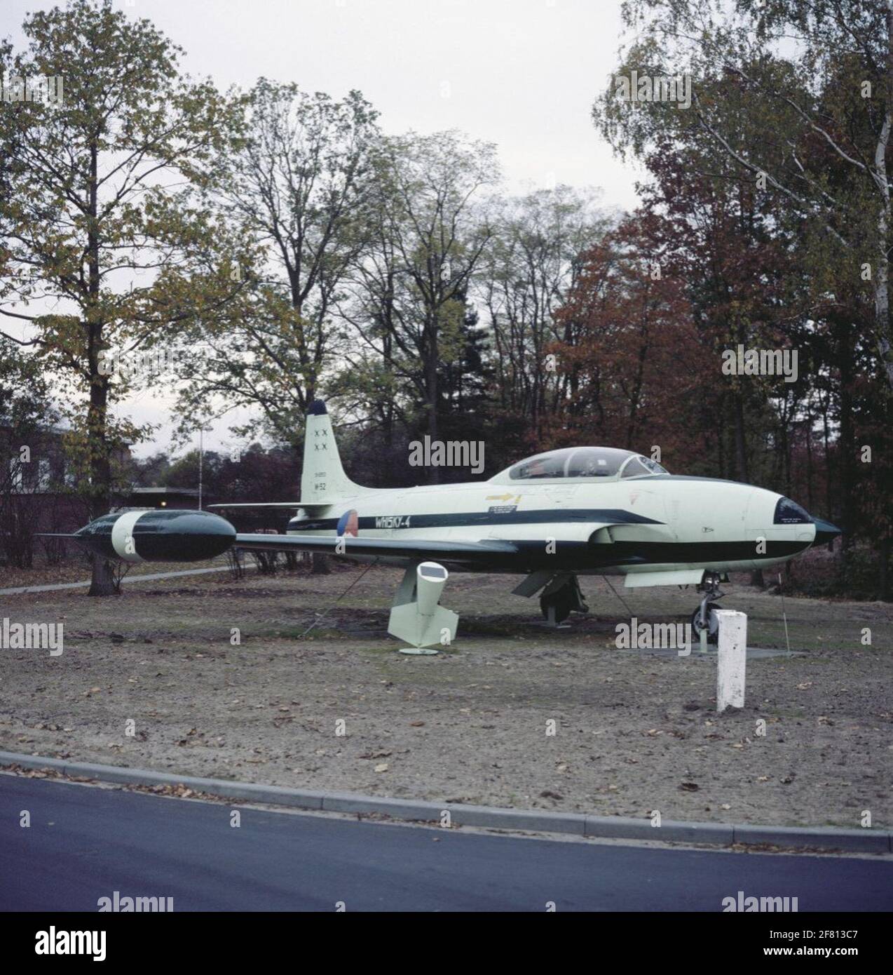 Lockheed T-33A als Gatekeeper auf dem Luftwaffenstützpunkt Woensdrecht.das Gerät ist in den Farben des 'Whiskey-4'-Demonstrationsteams mit der M-52-Registrierung und der Konstruktionsnummer 51-6953 lackiert. Das Gerät ist jedoch die M-54 mit der Baunummer 51-7150. Die M-54 hat diese Farben noch nie durchgeführt, so dass sie beschlossen haben, eine modifizierte Registrierung durchzuführen. Stockfoto