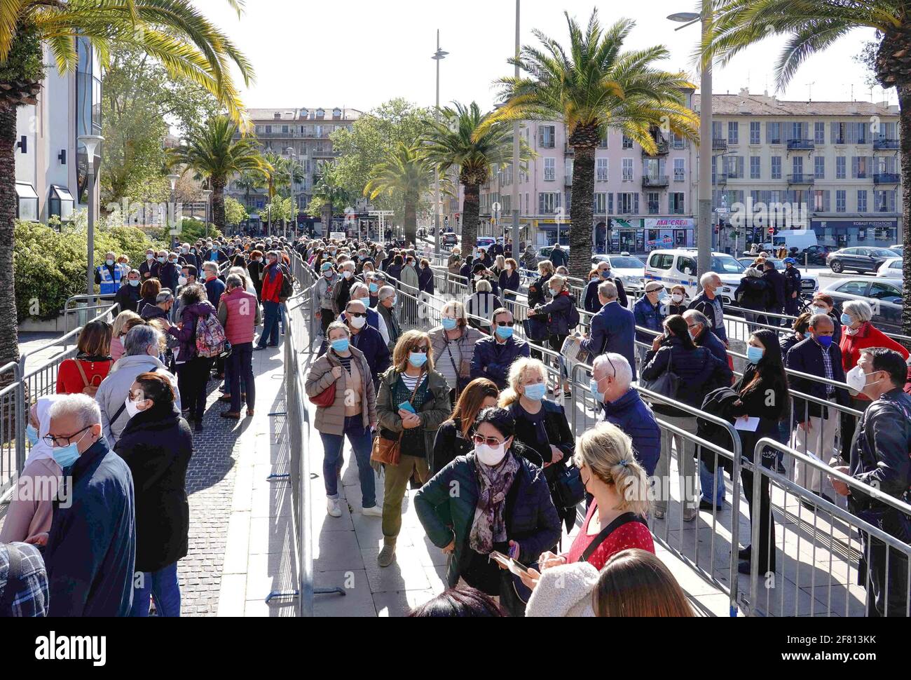 Nizza, Frankreich. April 2021. Am 10. April 2021 müssen sich die Menschen in einem Impfzentrum in Nizza, Südfrankreich, um den Impfstoff COVID-19 zu erhalten. Frankreichs oberste Gesundheitsbehörde sagte am Freitag, dass Personen unter 55 Jahren, die die erste Dosis des COVID-19-Impfstoffs von AstraZeneca erhalten hatten, ihre Impfung mit einem zweiten Jab eines Boten-RNA (mRNA)-Impfstoffs abschließen sollten – wie der von Pfizer-BioNTech oder Moderna entwickelte. Kredit: Serge Haouzi/Xinhua/Alamy Live Nachrichten Stockfoto