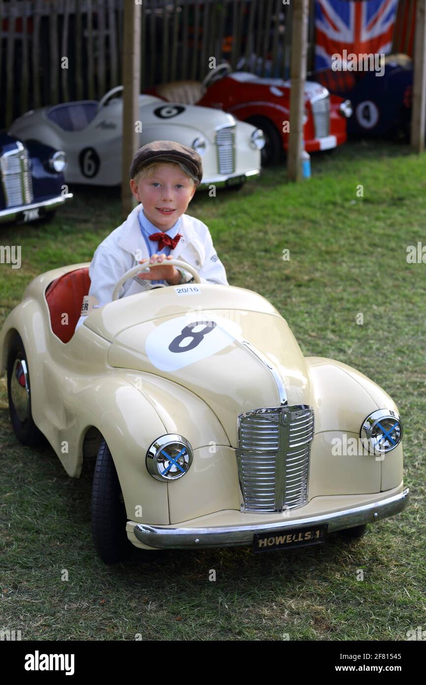 Kleiner Junge mit den Tretautos Austin J40 beim Goodwood Revival Meeting in Chichester West Sussex GroBbritannien Stockfotografie Alamy