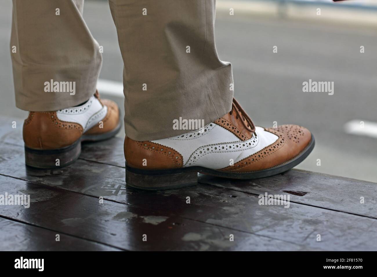 Nahaufnahme eines Mannes mit zwei Tone Brogue-Schuhen. Stockfoto