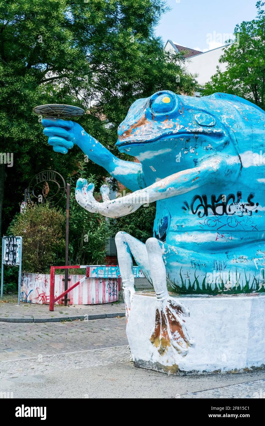 Froschstatue auf dem Rütli Campus in Berlin-Neukölln, Deutschland im Juli 2018. Stockfoto
