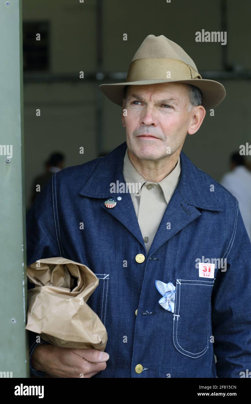 Mann trägt eine Lee Denim Jacke im amerikanischen 30er Stil. Stockfoto
