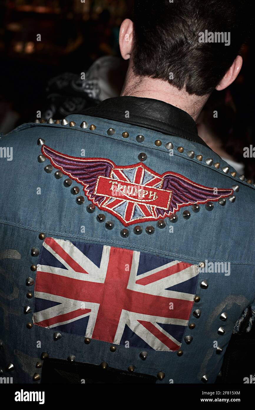 Rückansicht eines Mannes mit Jeans Weste mit Patches in London, England.Rocker Denim Jean Weste Jacke mit Union Jack Patch . Stockfoto