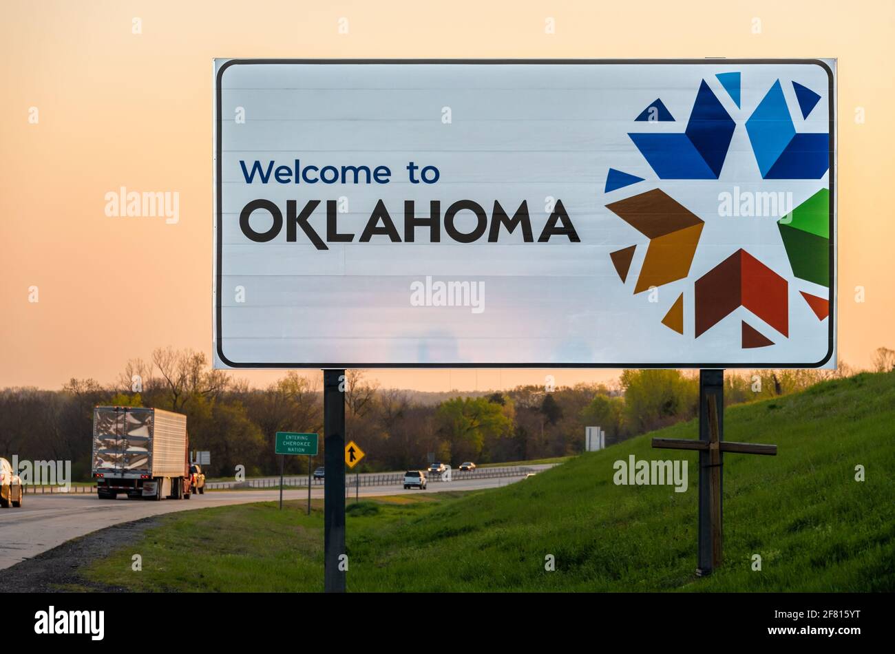 Willkommen beim Oklahoma Schild am Oklahoma Tourism Information Center entlang der I-40 in Sallisaw in Sequoyah County, Oklahoma bei Sonnenuntergang. (USA) Stockfoto