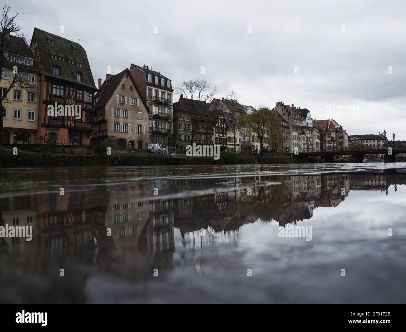 Charmante malerische alte traditionelle Architektur Fachwerkhäuser Gebäude spiegeln Wasser Reflexion am ILL Rhein in Strasbourg Grand Est Ba Stockfoto