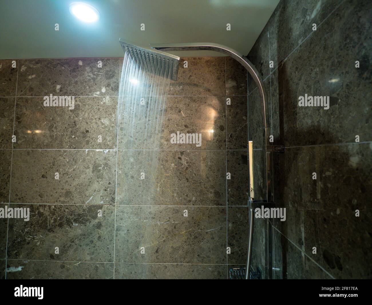 Duschkopf im Badezimmer Stockfoto