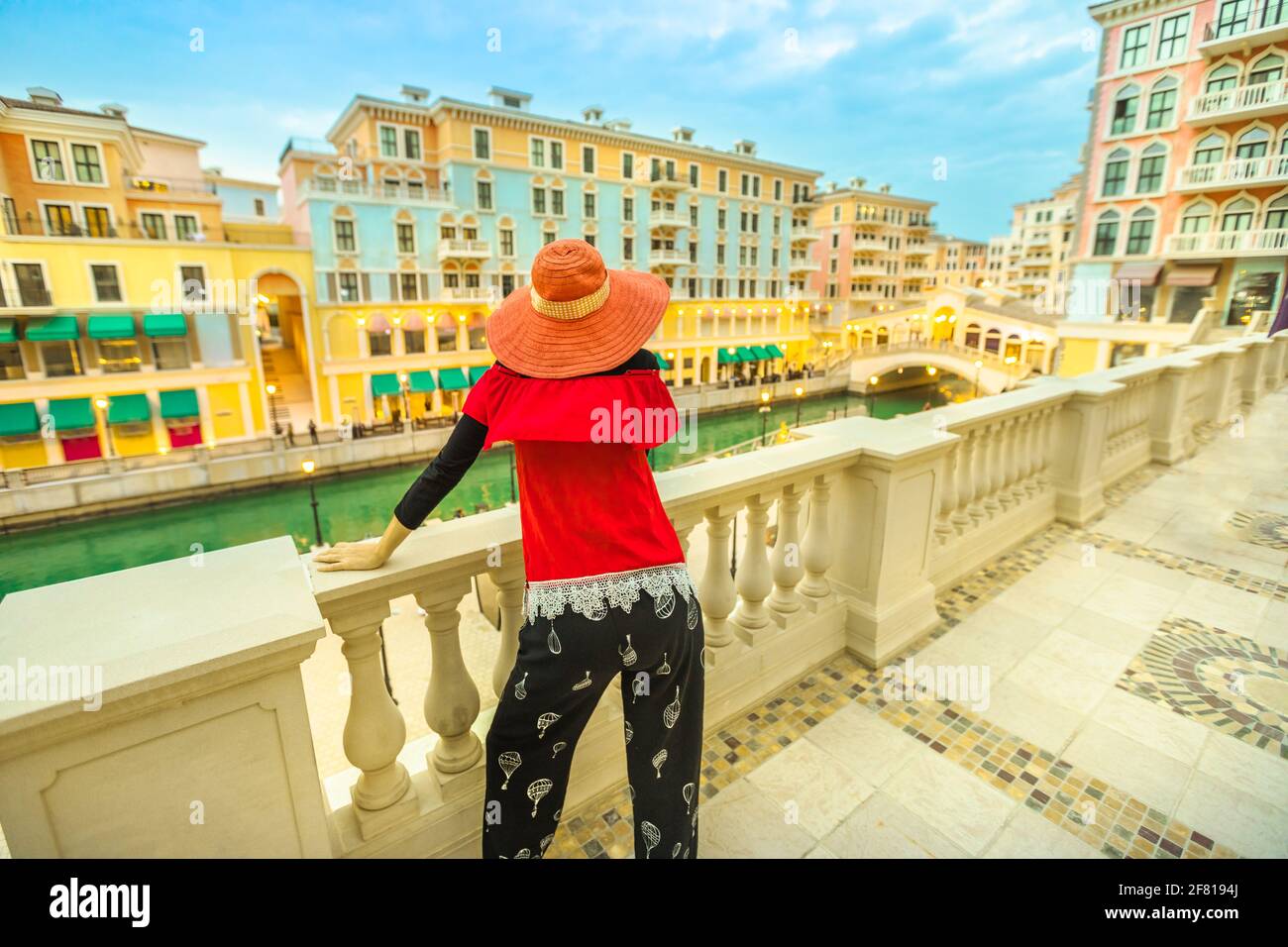 Frau suchen berühmte Brücke in Venedig Doha Stadt. Kaukasischer Tourist im Qanat Quartier in Pearl-Katar, Persischer Golf, Naher Osten. Luftaufnahme von Stockfoto