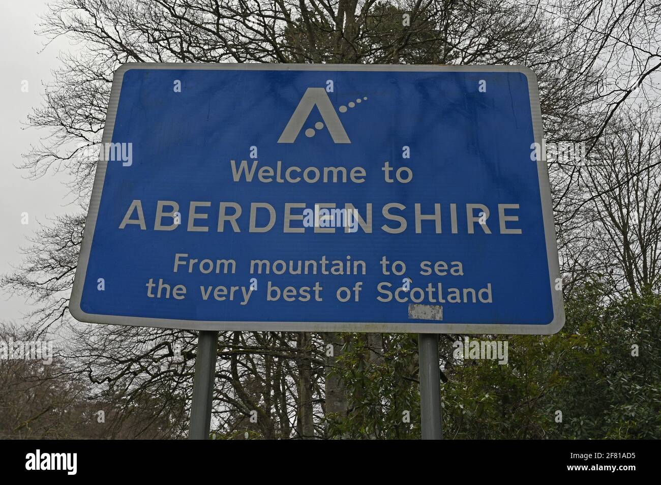 Willkommen beim Straßenschild in Aberdeenshire in Schottland Stockfoto