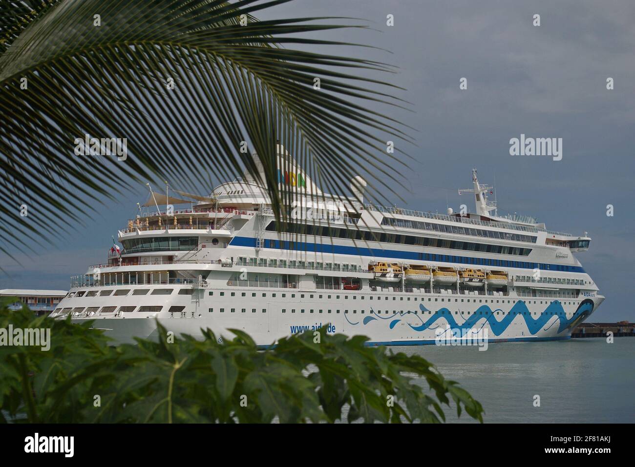 Puerto Limón, Costa Rica, 10. Dezember 2009: Das Schiff AIDAaura vertäute im Hafen von Puerto Limón, Costa Rica Stockfoto